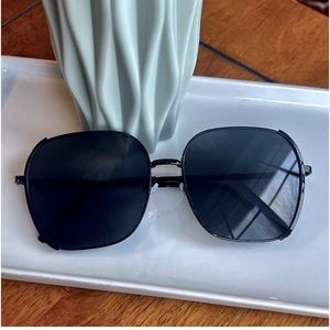 Gorgeous Oversized Black Sunglasses Lightweight Durable NWT